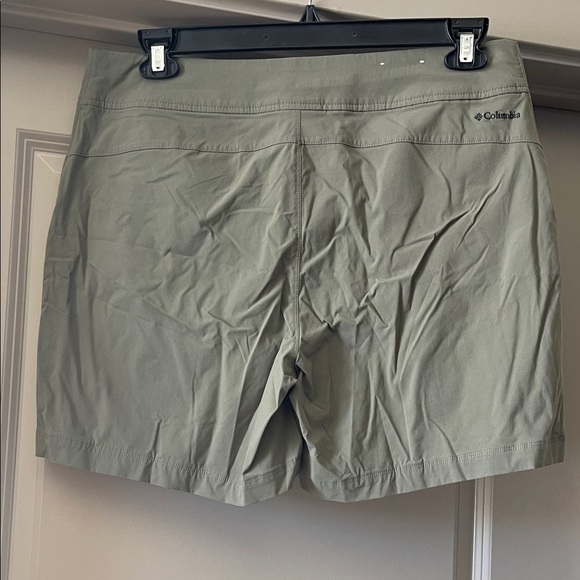 Columbia Women’s Olive Green Performance Hiking Shorts - Picture 2 of 5